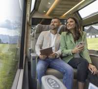 大人も着やすいシンプルファッション ゴールデンパス・エクスプレス GoldenPass Express | スイス政府 コレクション